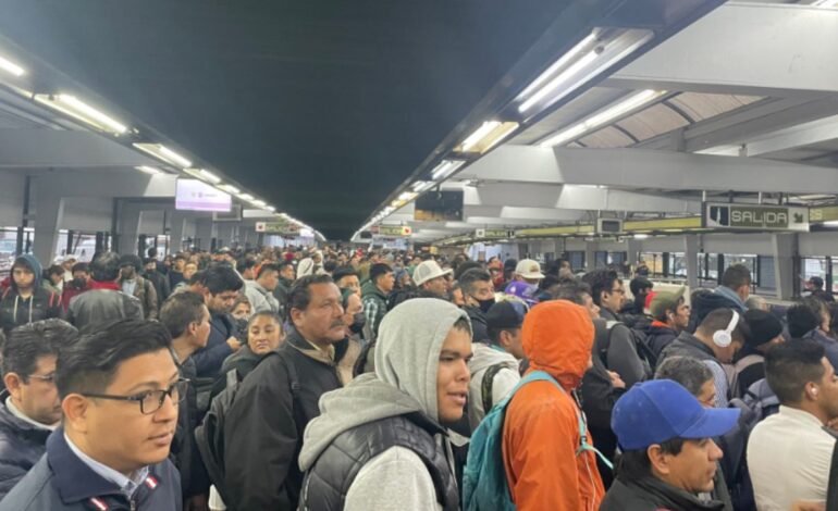 Trenes detenidos y demoras en el Metro; Línea 3 presenta retrasos