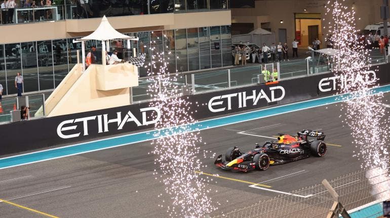 Verstappen remata 2023 con victoria en Abu Dabi y ‘Checo’ Pérez queda fuera del podio