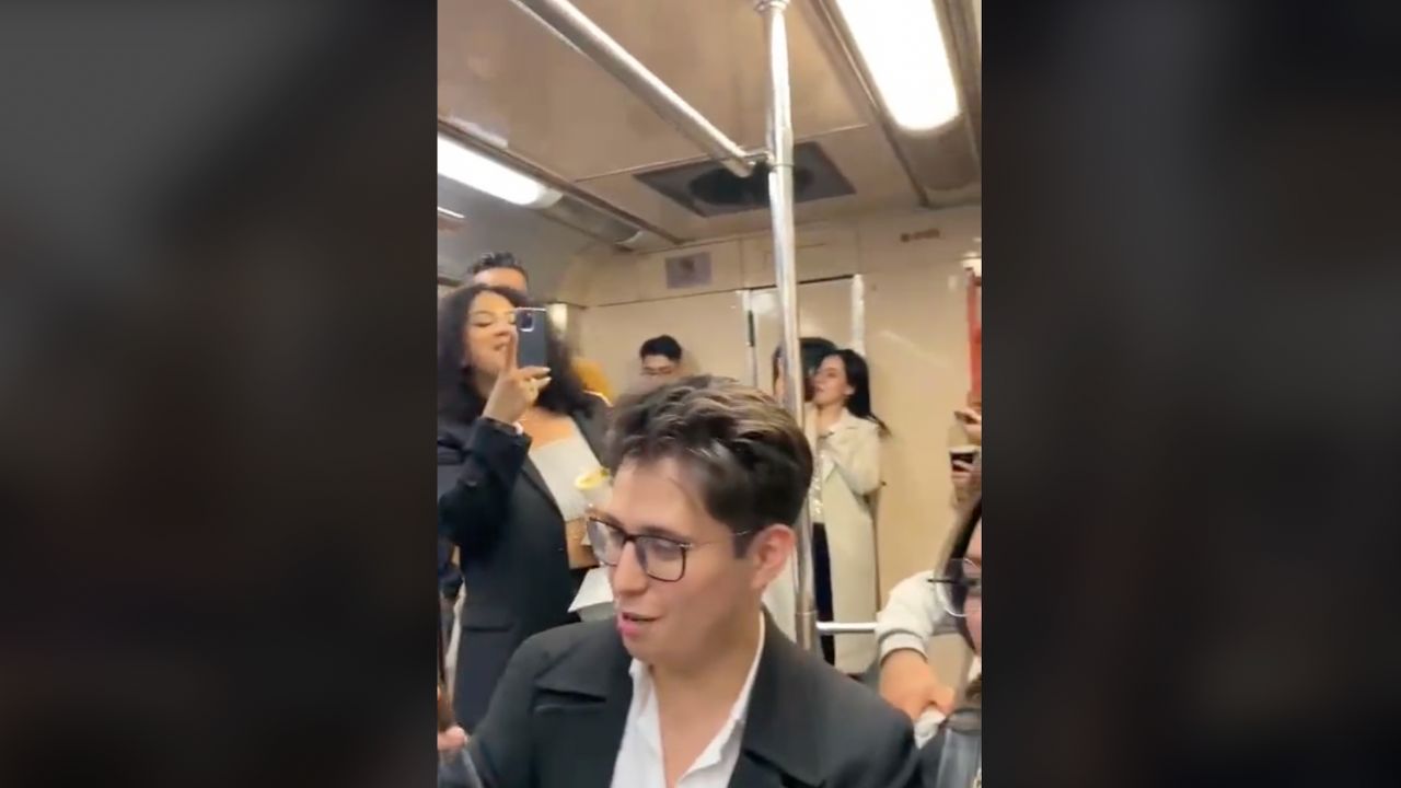 Tras concierto de Luis Miguel, asistentes arman su propio recital en el Metro
