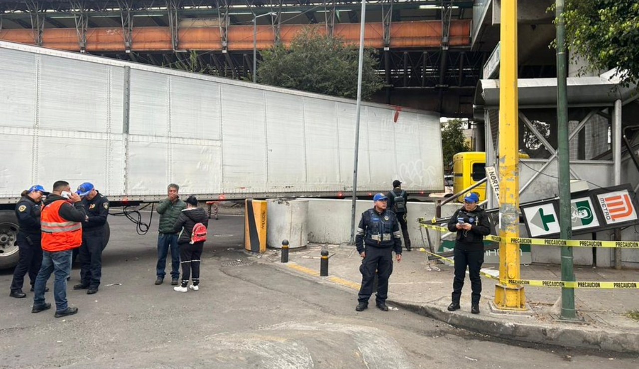 Tráiler se atora y bloquea acceso a metro Flores Magón de L-B del Metro