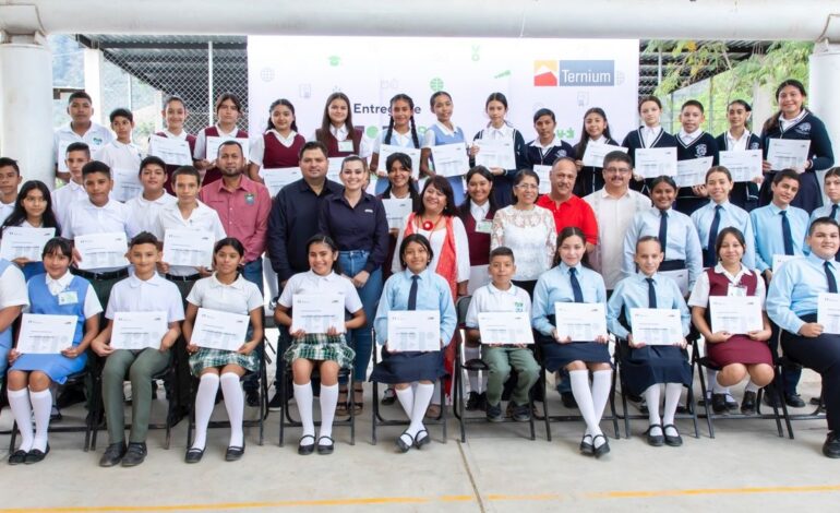 Ternium reconoce con becas a estudiantes destacados de Aquila y Coahuayana