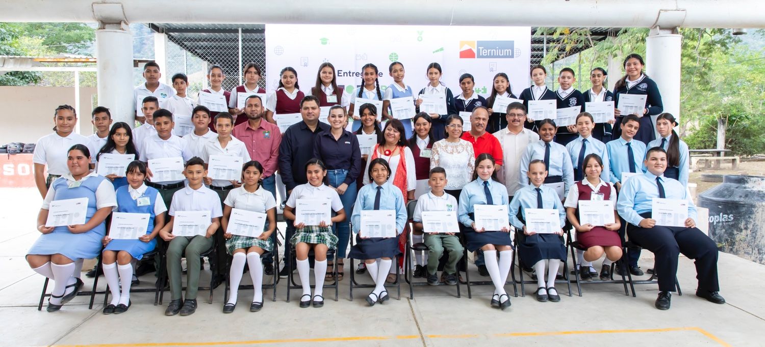 Ternium reconoce con becas a estudiantes destacados de Aquila y Coahuayana