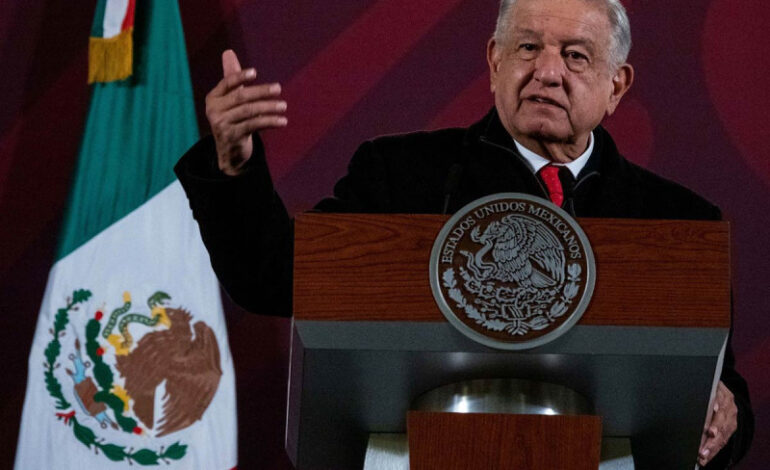 Anuncia López Obrador pagos adelantados de pensión a adultos mayores por veda electoral