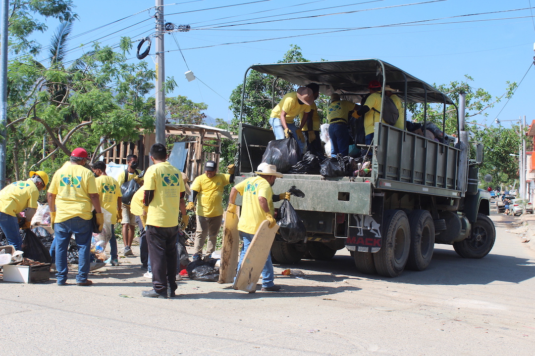 Voluntarios se unen para limpiar puerto de Acapulco
