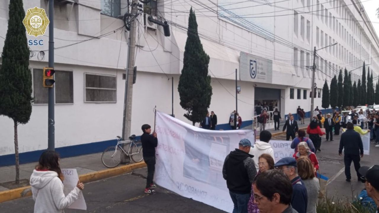 Manifestantes protestan frente a la Fiscalía CDMX