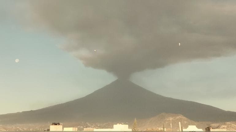 Popocatépetl amanece con una gran fumarola