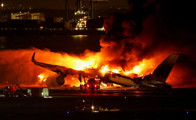 Dos aviones colisionan en aeropuerto de Tokio y deja 5 muertos; así grabaron el choque