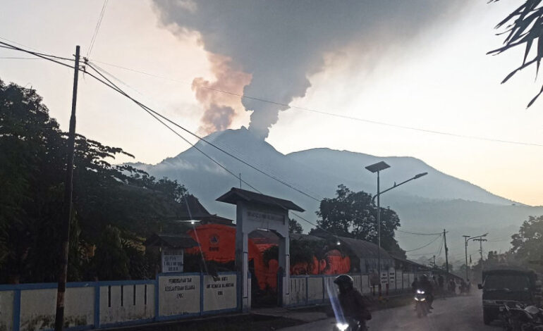 Evacúan a más de mil 500 personas por erupción volcánica en Indonesia