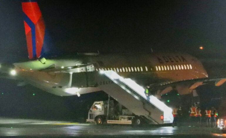 Hombre es hallado muerto dentro del motor de un avión en aeropuerto de EU