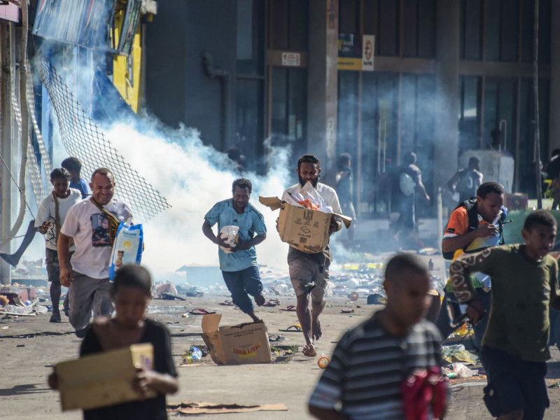 Papúa Nueva Guinea declara estado de emergencia tras violentas protestas; hay 15 muertos