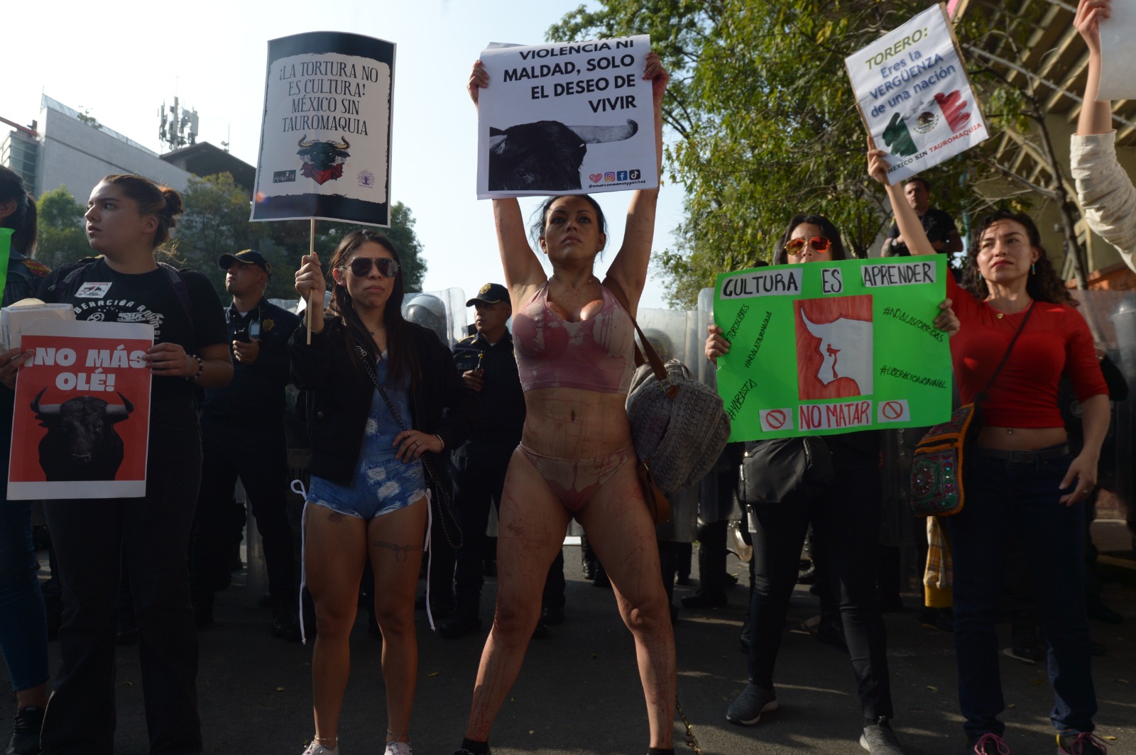 Se confrontan Activistas con Taurinos afuera de la Plaza de Toros México