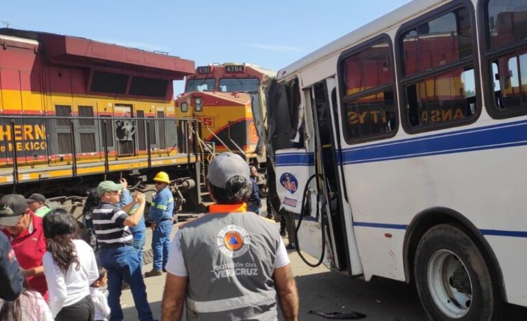 Tren arrolla a un autobús que intentó ganarle el paso en Xalapa, Veracruz