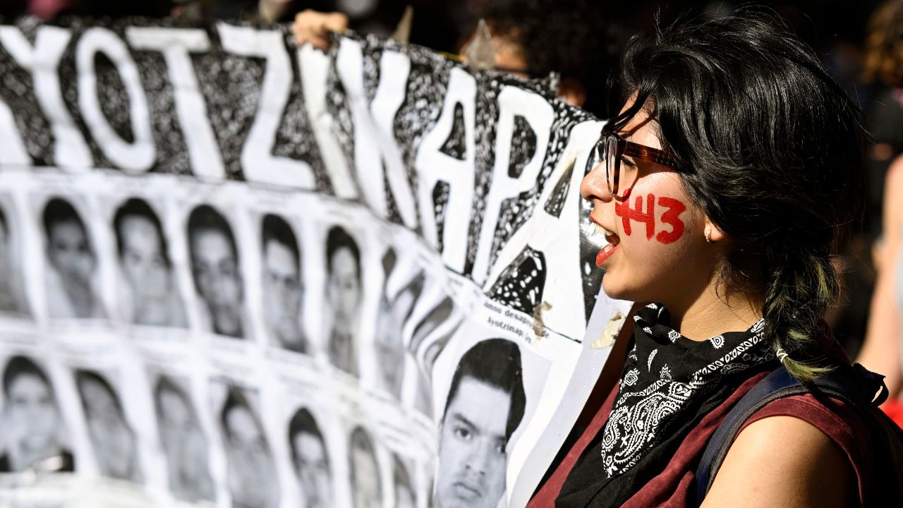 AMLO asegura que Ayotzinapa será un “expediente abierto”… y se lanza contra Vidulfo Rosales
