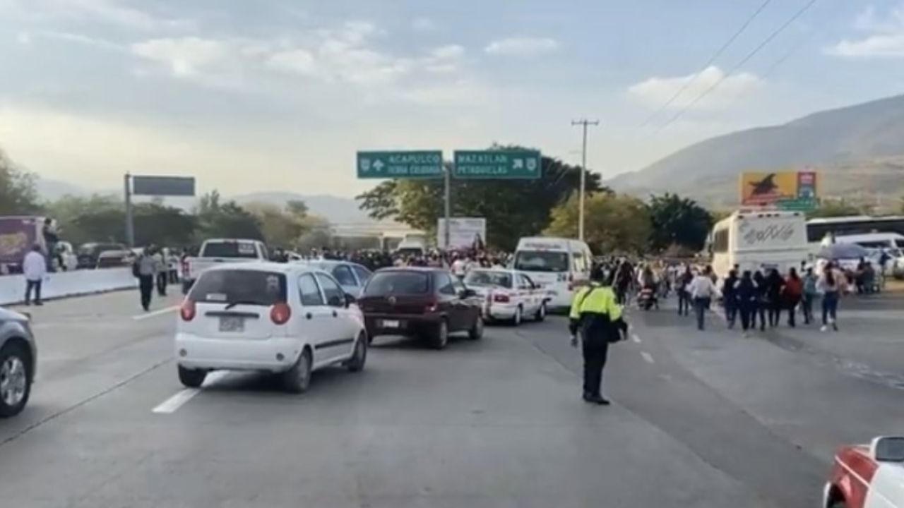 Estudiantes y maestros bloquean Autopista del Sol en Guerrero