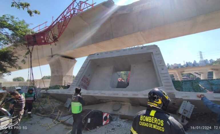 Colapsa estructura de Tren Interurbano México-Toluca y aplasta dos autos; no hay lesionados