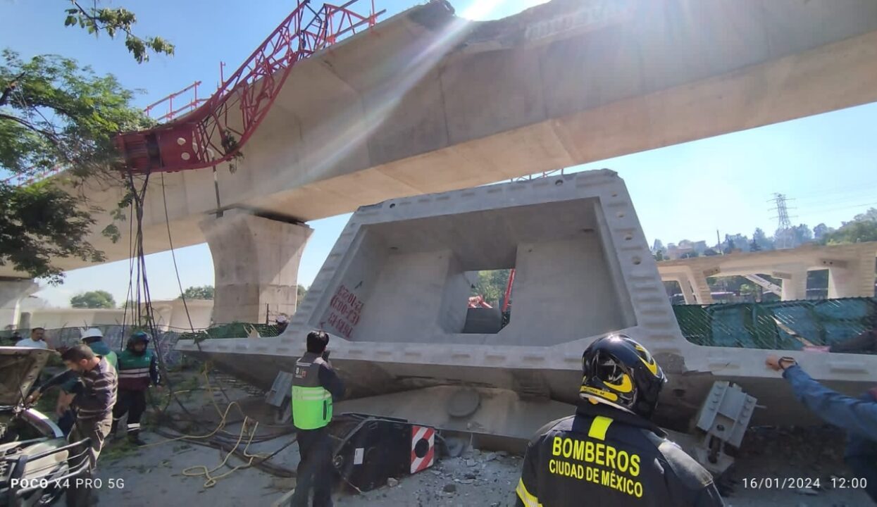 Colapsa estructura de Tren Interurbano México-Toluca y aplasta dos autos; no hay lesionados