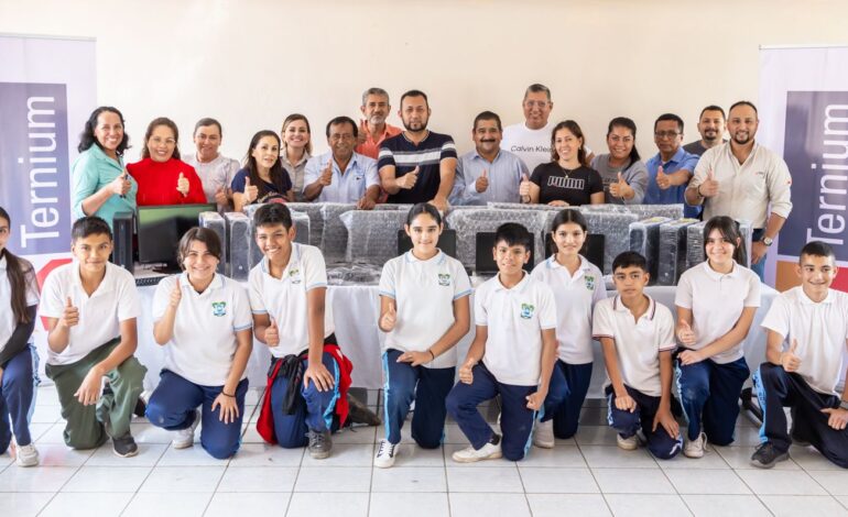 Ternium apoya con equipos de cómputo a secundarias de Michoacán