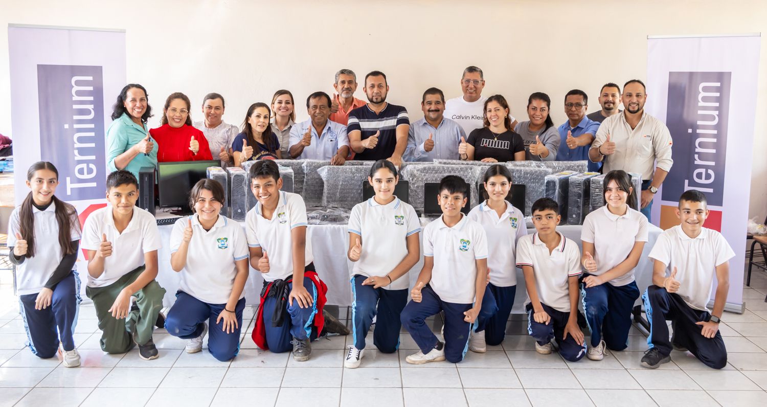 Ternium apoya con equipos de cómputo a secundarias de Michoacán