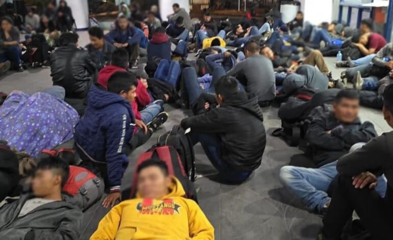 Tras 2 operativos en Veracruz, rescatan a 156 migrantes de vehículos de carga