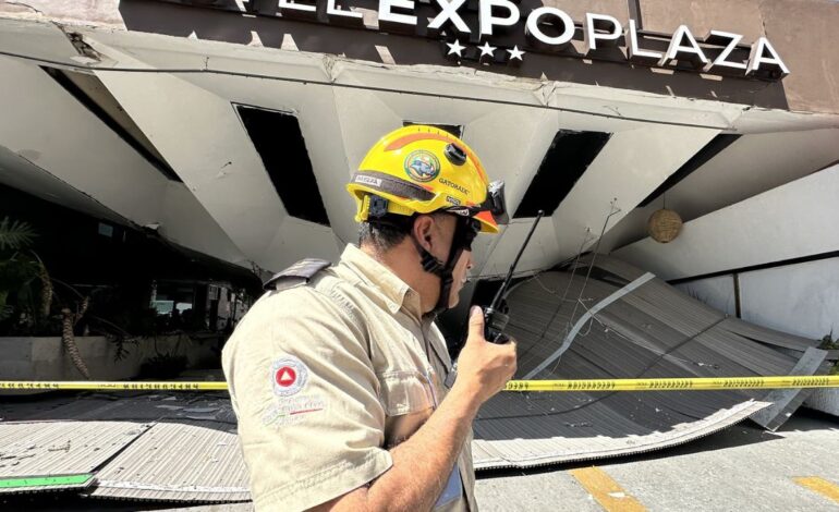 Se derrumba la fachada del Hotel Expo Plaza de Guadalajara
