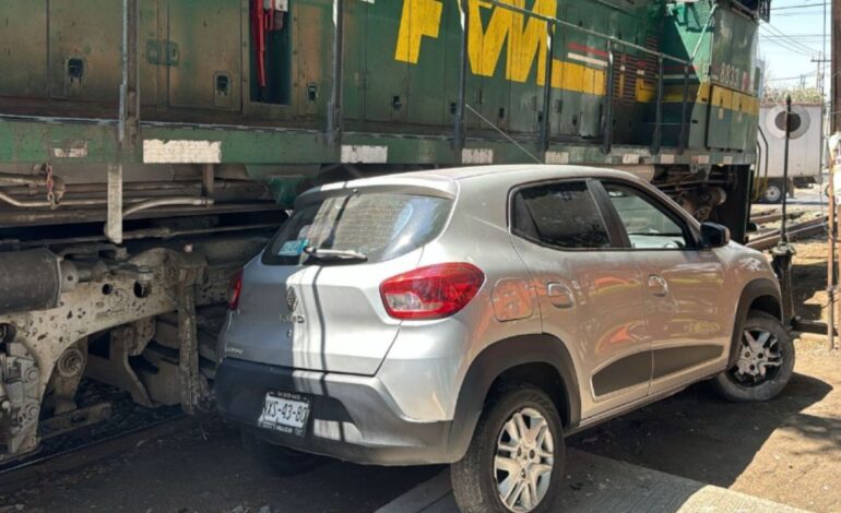 Registran choque entre camioneta y ferrocarril en la Gustavo A. Madero