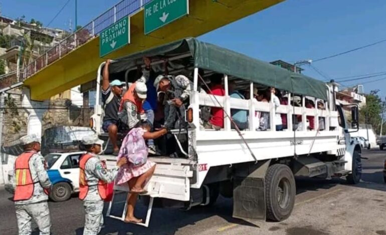 Persiste escasez de transporte público en Acapulco; usuarios enfrentan dificultades