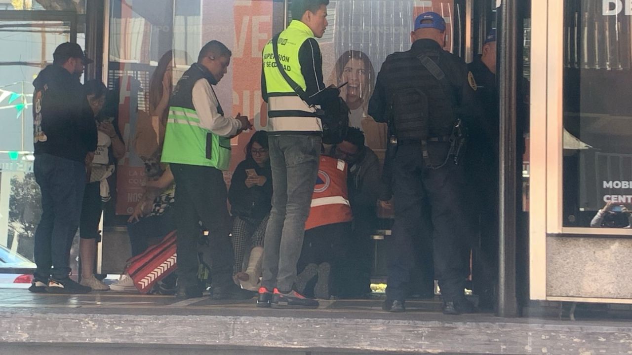Metrobús de la L2 frena de golpe por ciclista; 5 lesionados