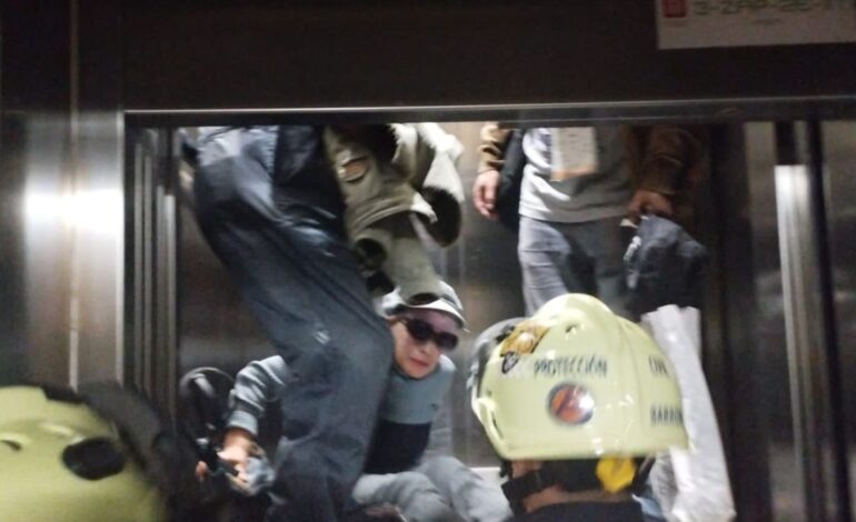 Tres adultos mayores quedan atrapados en elevador del Metro CDMX