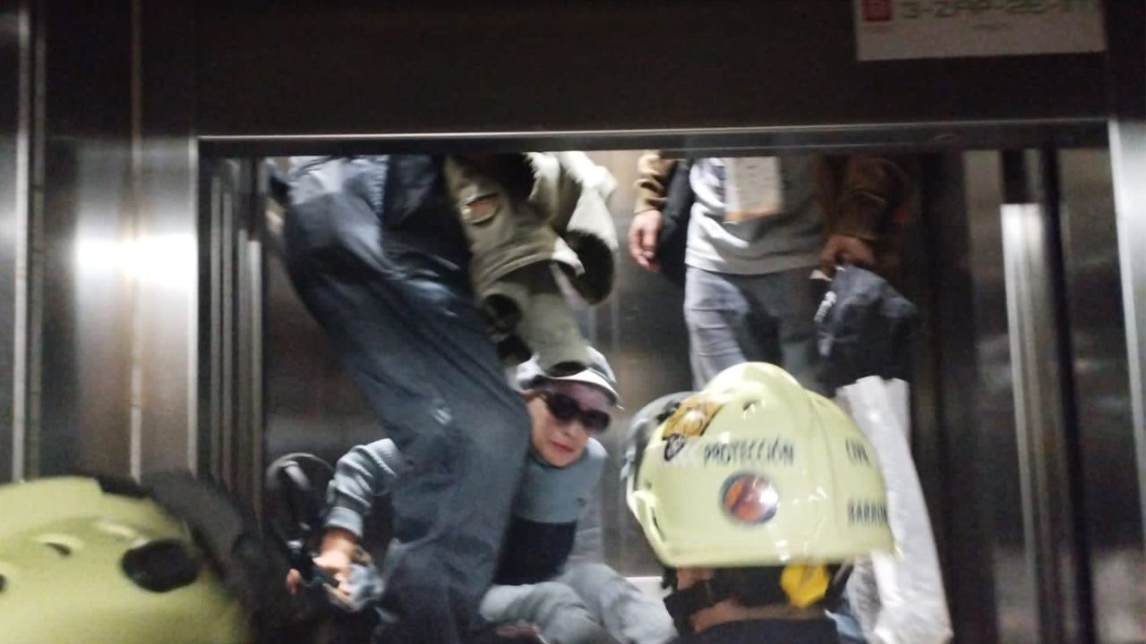 Tres adultos mayores quedan atrapados en elevador del Metro CDMX