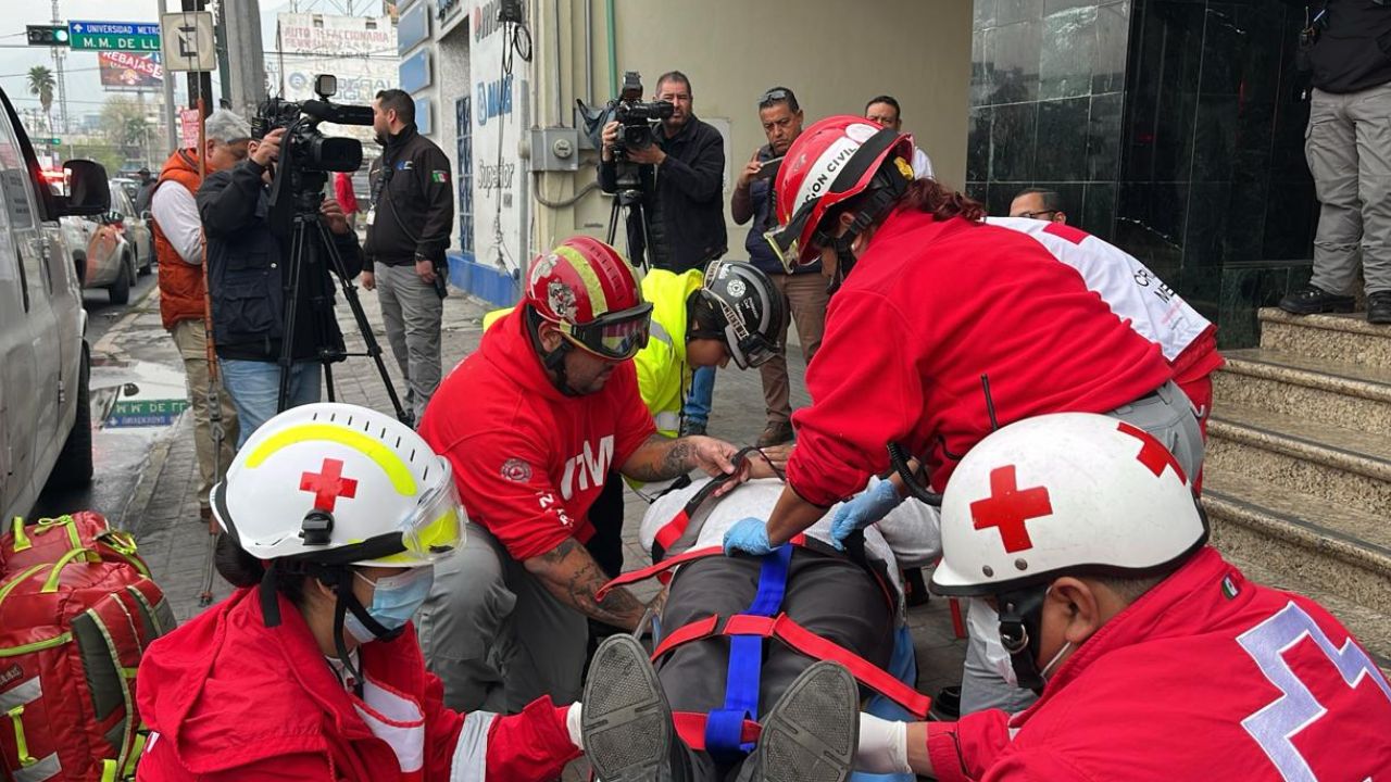 Colapso de elevador en funeraria de Monterrey deja tres heridos