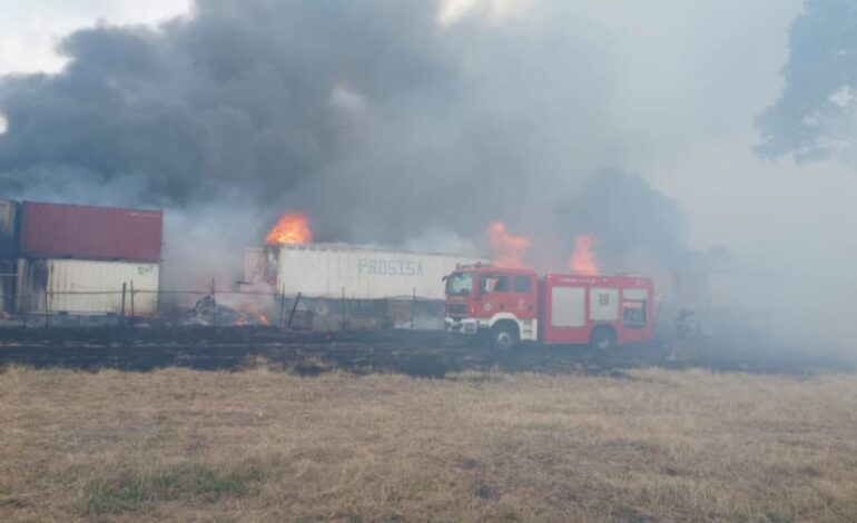 Se registra fuerte incendio dentro de fábrica en Tultitlán