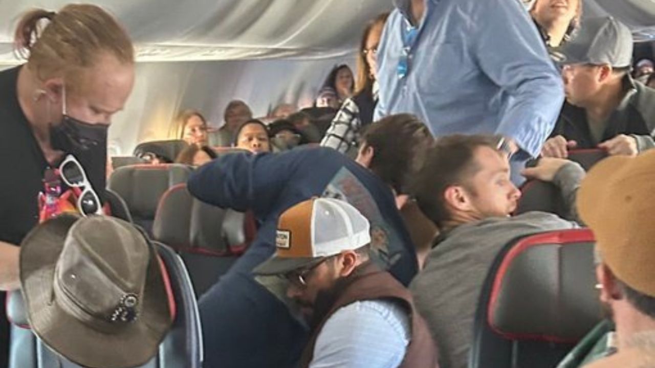 Pasajero intenta abrir puerta de avión durante vuelo en EUA