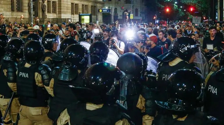 Exhibe AMLO la represión en Argentina en protestas contra Milei