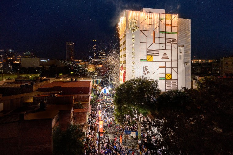 Las luces nocturnas de la Ciudad de México brillan con la apertura de la Iglesia de Scientology Del Valle