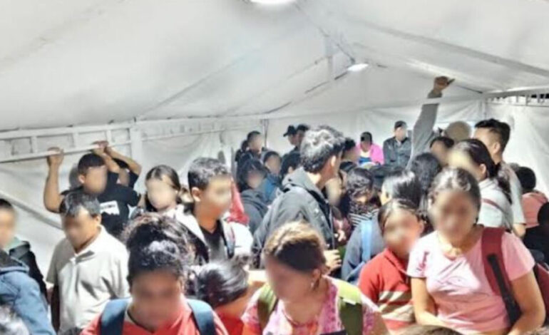 Rescatan a 144 migrantes hacinados en vagones del tren en Coahuila