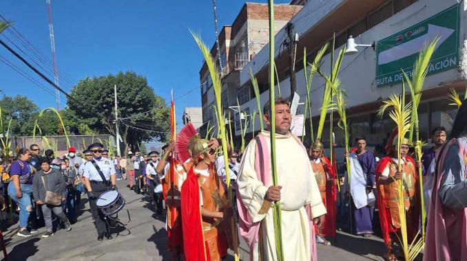 Inicia con miles de fieles la procesión de Domingo de Ramos en Iztapalapa
