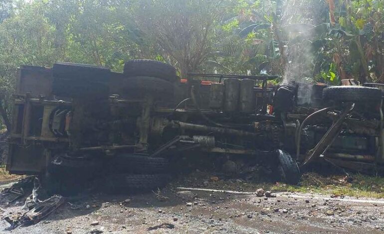 Suman 17 muertos tras choque de camioneta con camión en Filipinas