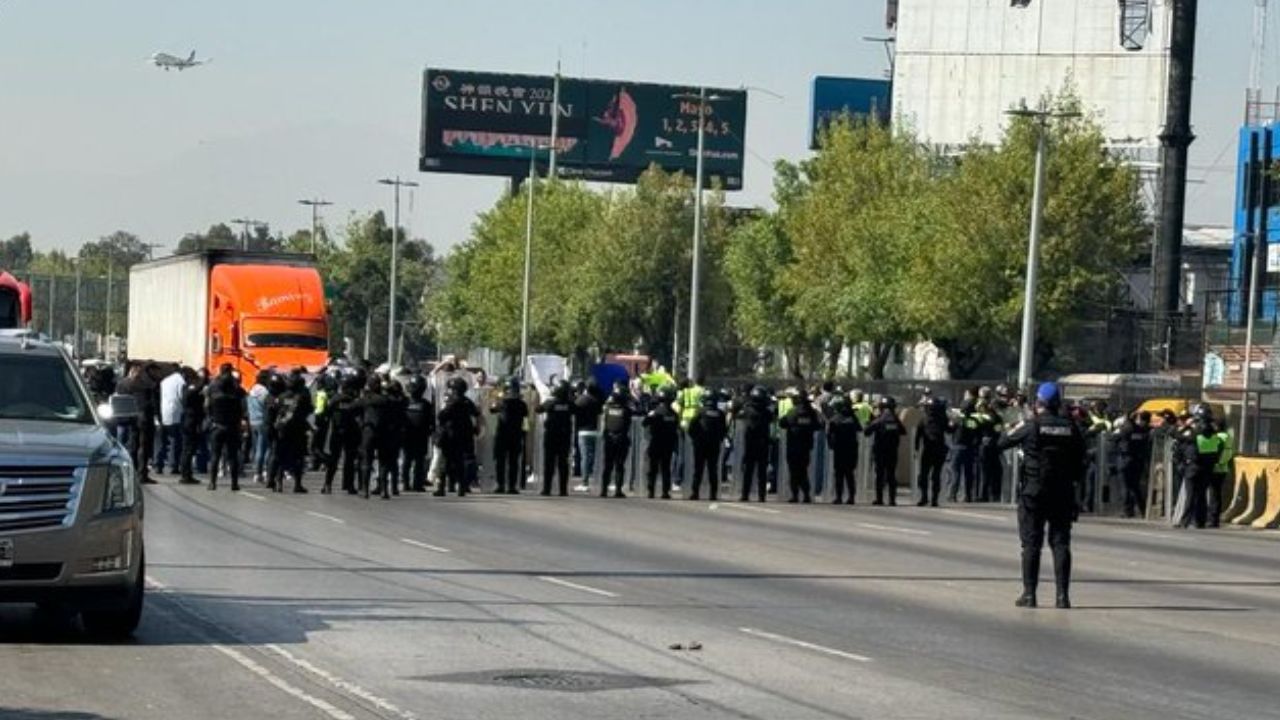 Extrabajadores de Interjet protestan frente al AICM por impagos; SSC los repliega