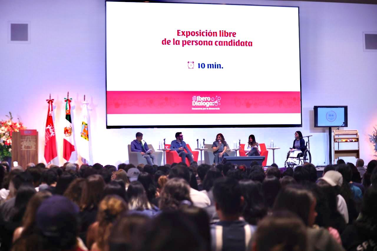 Brugada dialoga con universitarios de la Ibero
