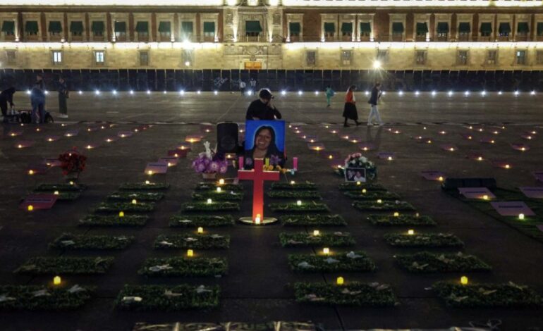 Colocan lápidas en el Zócalo para recordar a víctimas de feminicidio en México