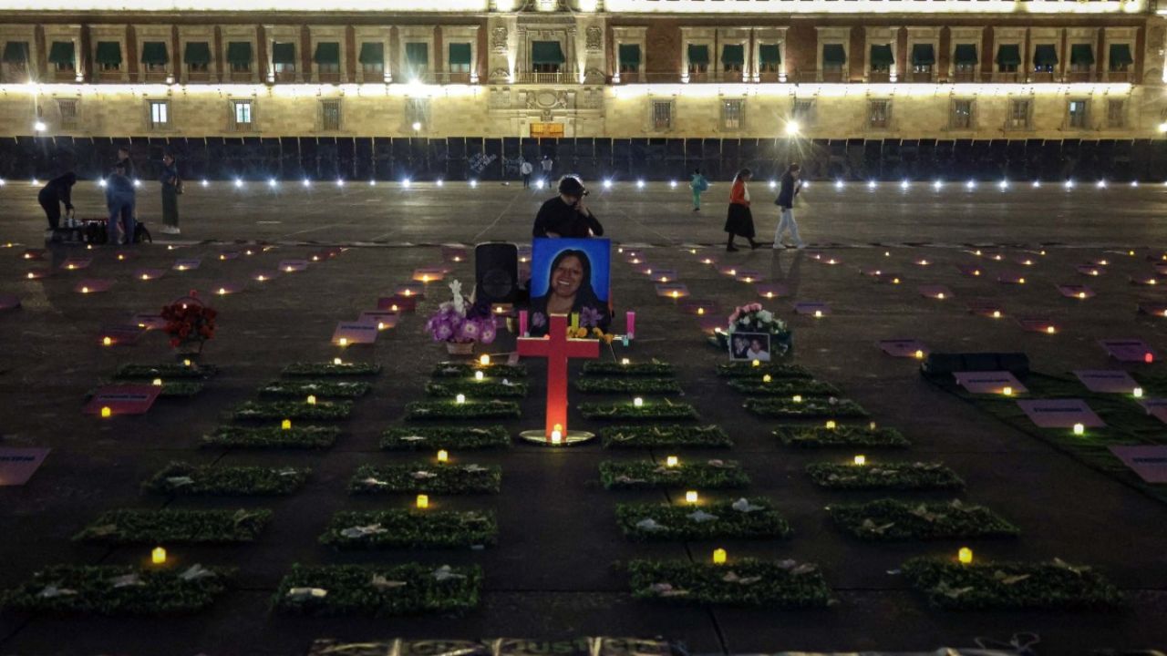 Colocan lápidas en el Zócalo para recordar a víctimas de feminicidio en México