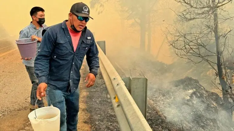 Evacuan municipio de Pinal de Amoles, Querétaro, por fuerte incendio forestal
