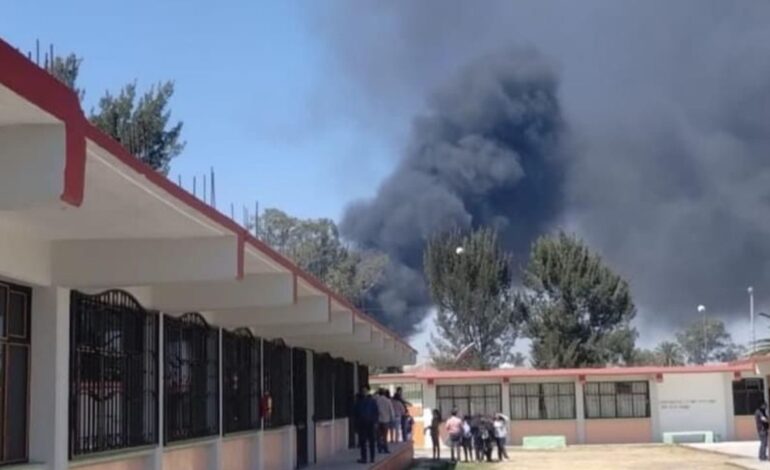 Bomberos atienden fuerte incendio en predio de Teoloyucan