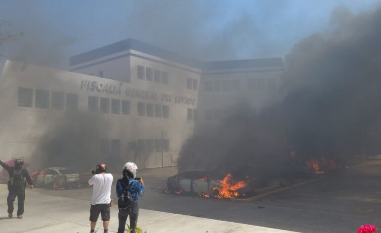 Normalistas lanzan petardos a Fiscalía de Guerrero e incendian vehículos