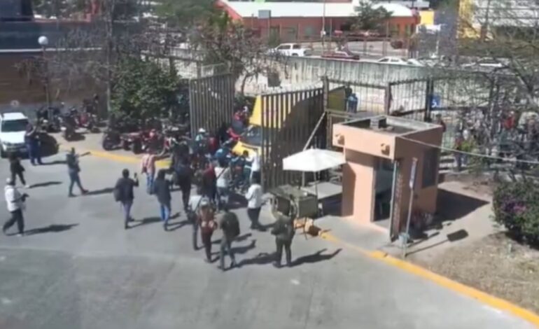 Normalistas irrumpen en el Palacio de Gobierno de Chilpancingo