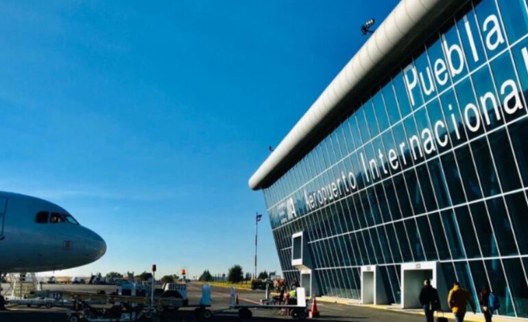 Suspenden operaciones en el Aeropuerto de Puebla por ceniza del Popocatépetl