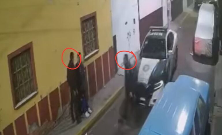 Captan en video a dos policías mientras golpean a una pareja en Iztacalco