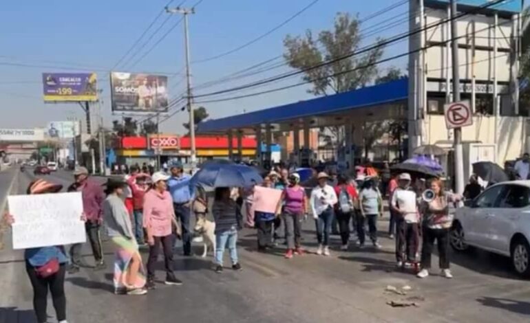 Vecinos de Ecatepec bloquean la López Portillo por falta de agua