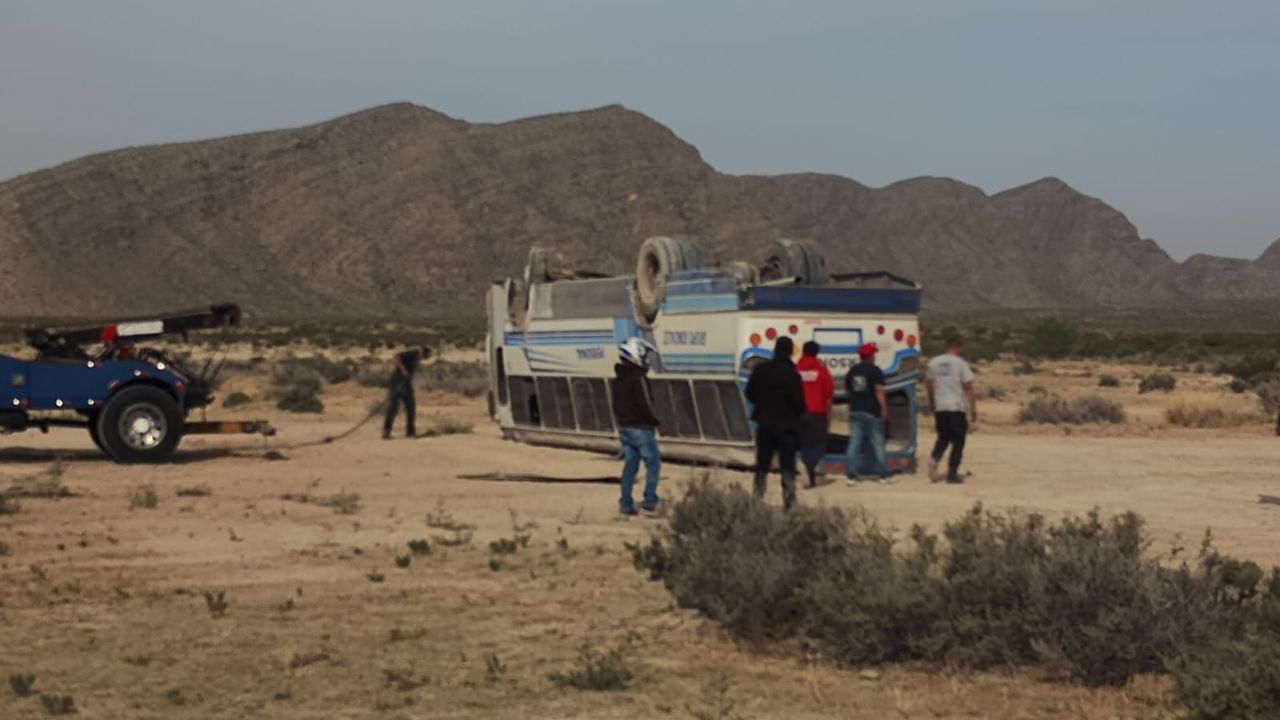 Autobús de trabajadores sufre volcadura en carretera de Coahuila; al menos 20 heridos
