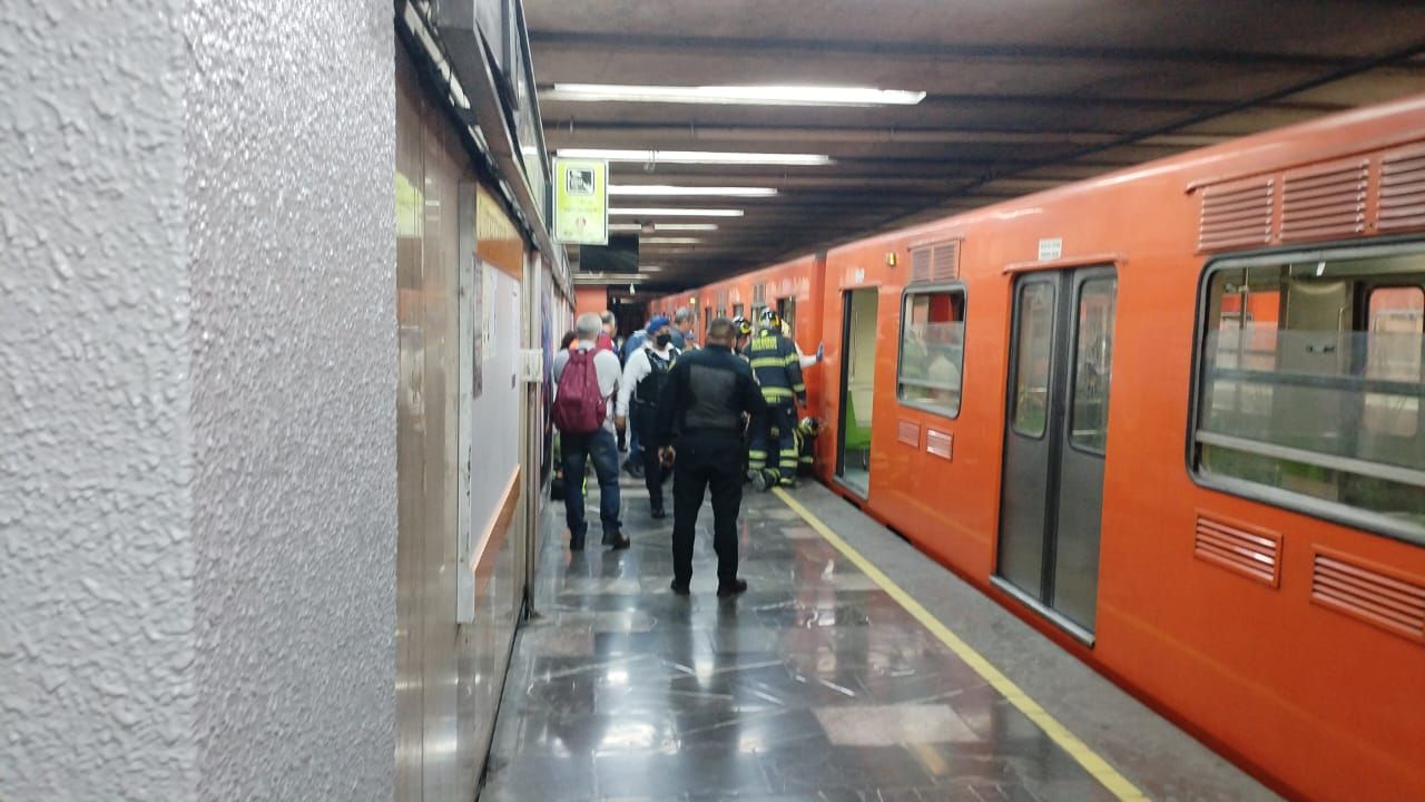 Mujer de 25 años sobrevive tras arrojarse a las vías del Metro Chabacano
